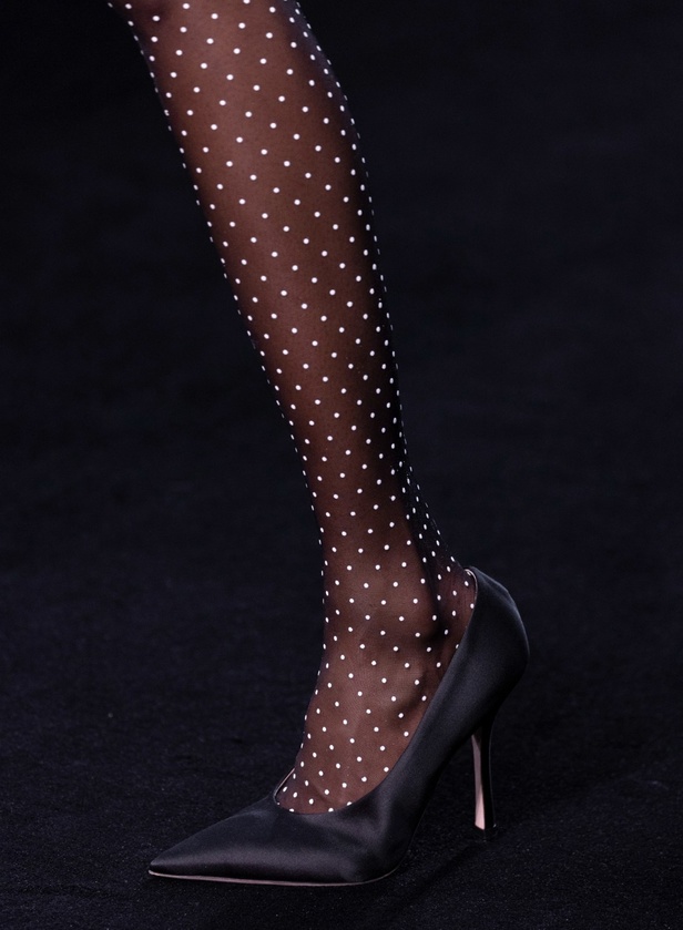 مجموعة Valentino لربيع وصيف 2023 أفكار جريئة وإعادة تعريف للأزياء الراقية