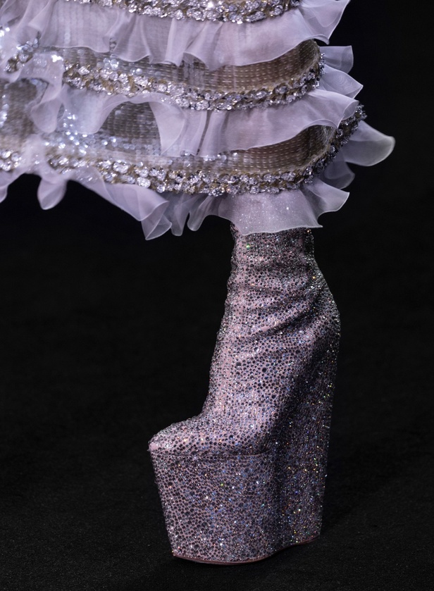 مجموعة Valentino لربيع وصيف 2023 أفكار جريئة وإعادة تعريف للأزياء الراقية