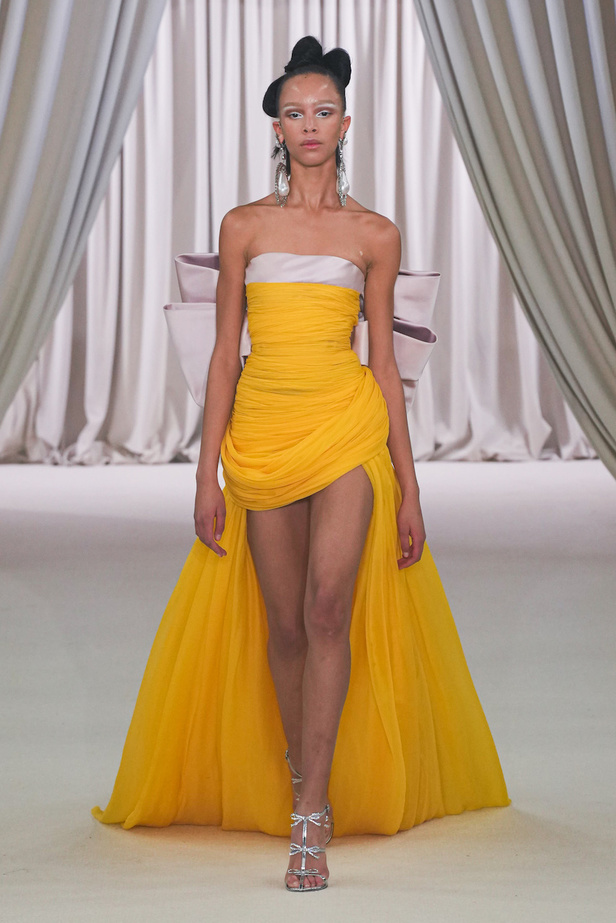 من عرض جيامباتيستا فالي للهوت كوتور لربيع وصيف 2023