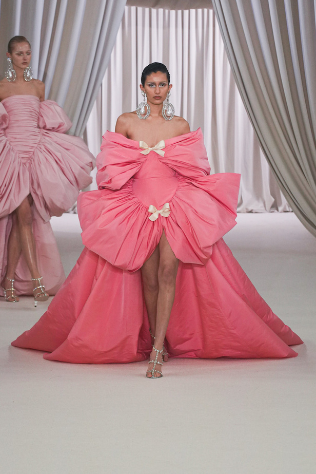 من عرض جيامباتيستا فالي للهوت كوتور لربيع وصيف 2023