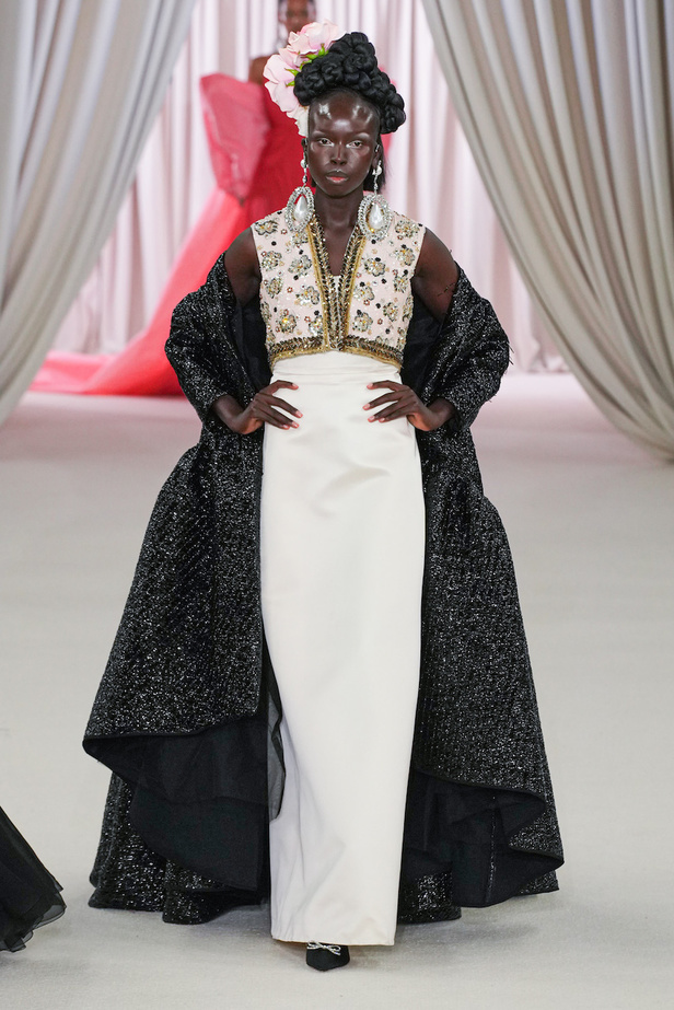 من عرض جيامباتيستا فالي للهوت كوتور لربيع وصيف 2023