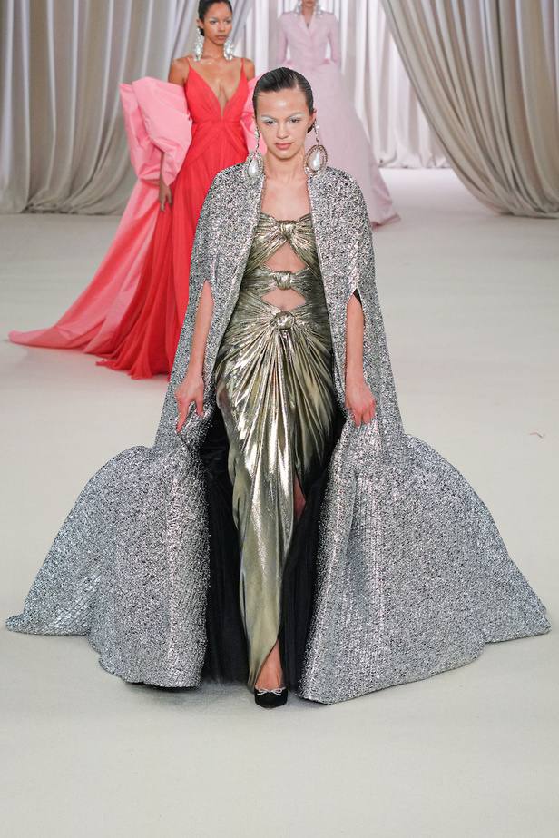 من عرض جيامباتيستا فالي للهوت كوتور لربيع وصيف 2023