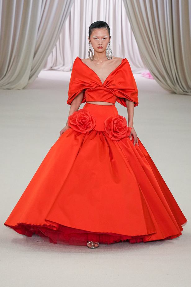 من عرض جيامباتيستا فالي للهوت كوتور لربيع وصيف 2023