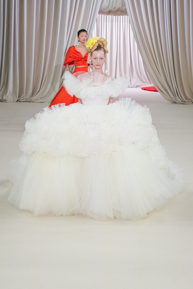 من عرض جيامباتيستا فالي للهوت كوتور لربيع وصيف 2023