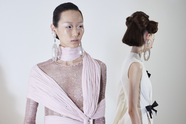 مجموعة جيامباتيستا فالي للهوت كوتور لربيع وصيف 2023