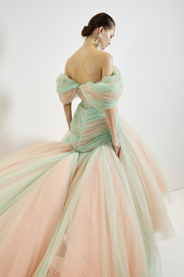 مجموعة جيامباتيستا فالي للهوت كوتور لربيع وصيف 2023