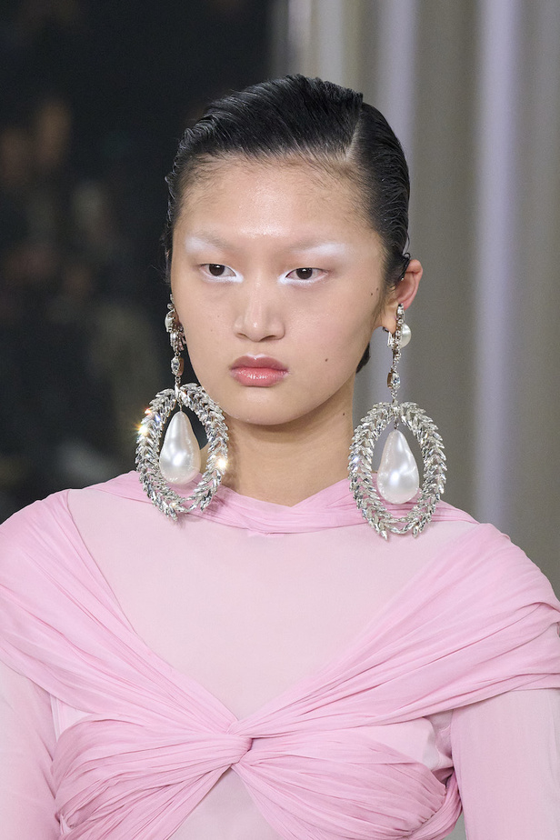 مجموعة جيامباتيستا فالي للهوت كوتور لربيع وصيف 2023