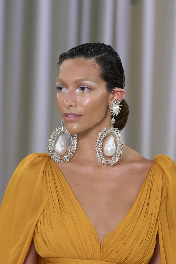 مجموعة جيامباتيستا فالي للهوت كوتور لربيع وصيف 2023