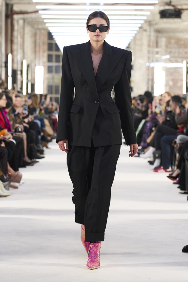 من عرض الكسندر فوتييه للهوت كوتو لربيع وصيف 2023