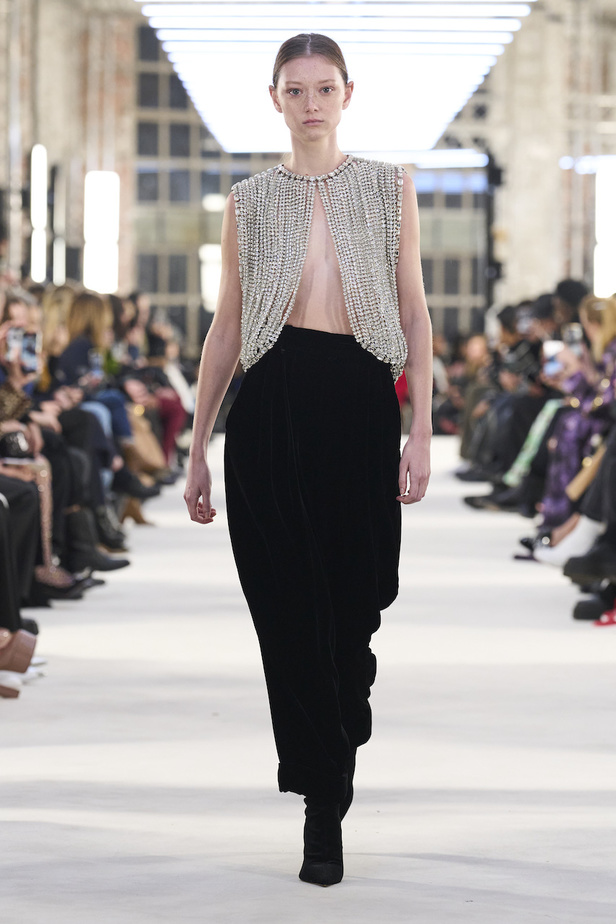 من عرض الكسندر فوتييه للهوت كوتو لربيع وصيف 2023