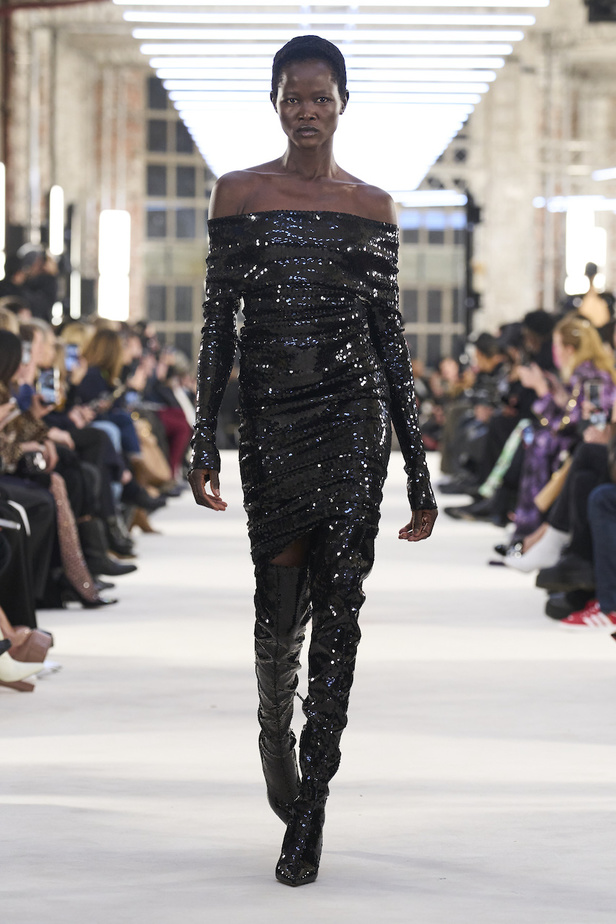 من عرض الكسندر فوتييه للهوت كوتو لربيع وصيف 2023