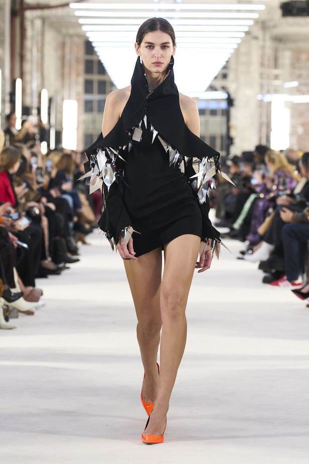 من عرض الكسندر فوتييه للهوت كوتو لربيع وصيف 2023