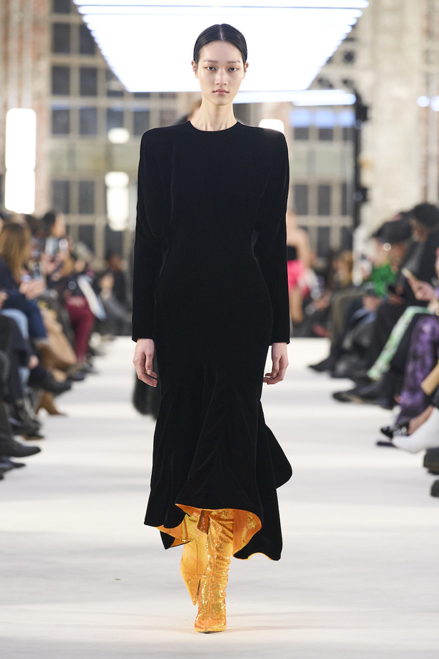 من عرض الكسندر فوتييه للهوت كوتو لربيع وصيف 2023