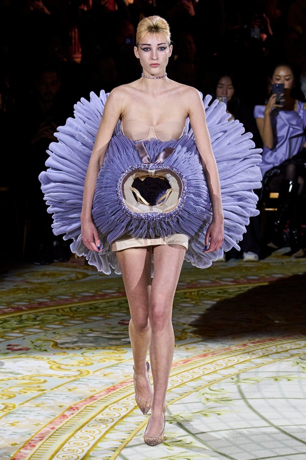 إحساس السنوات الأخيرة ينعكس على مجموعة Viktor&Rolf 