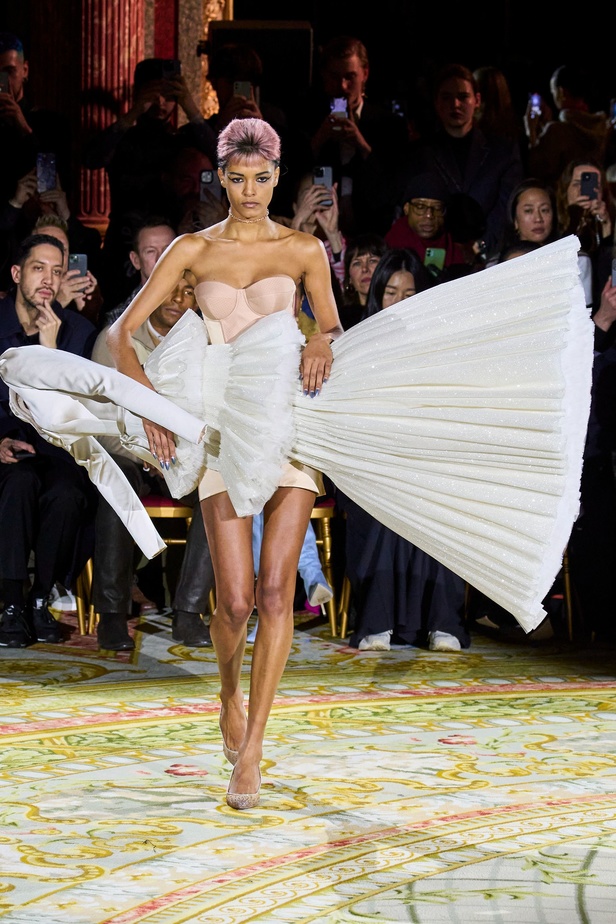 إحساس السنوات الأخيرة ينعكس على مجموعة Viktor&Rolf 