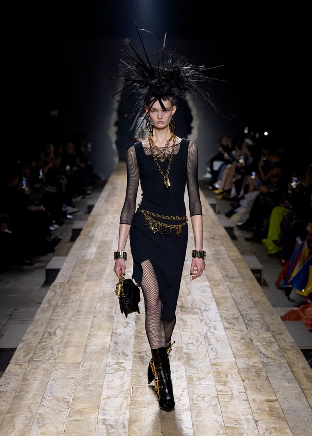 مجموعة موسكينو لخريف وشتاء 2023... فن الرسام سيلفادور دالي السريالي يضيف لمسة جديدة لرؤية الدار الجمالية