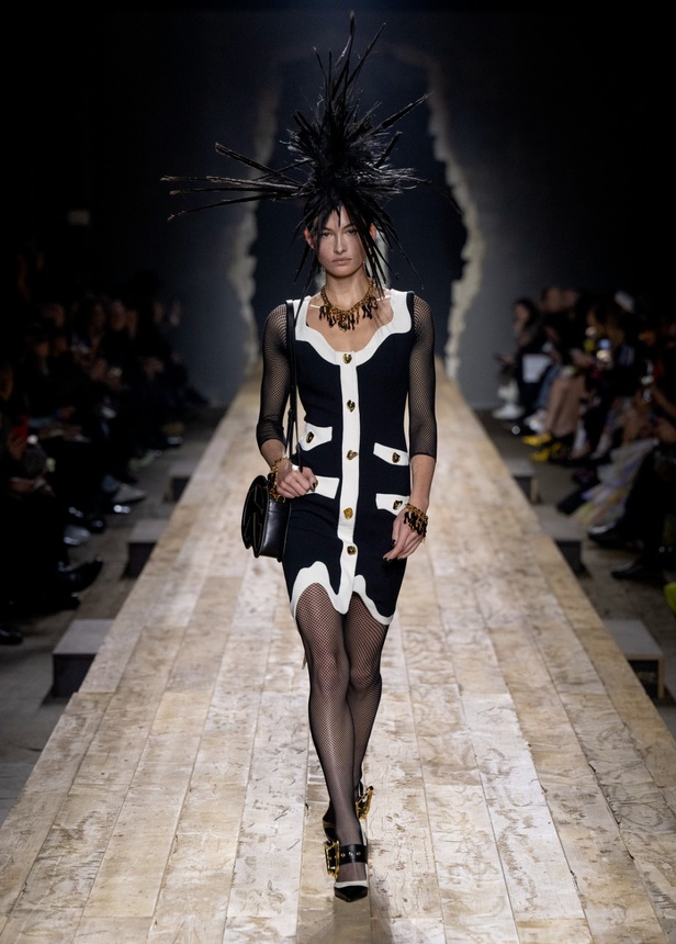 مجموعة موسكينو لخريف وشتاء 2023... فن الرسام سيلفادور دالي السريالي يضيف لمسة جديدة لرؤية الدار الجمالية