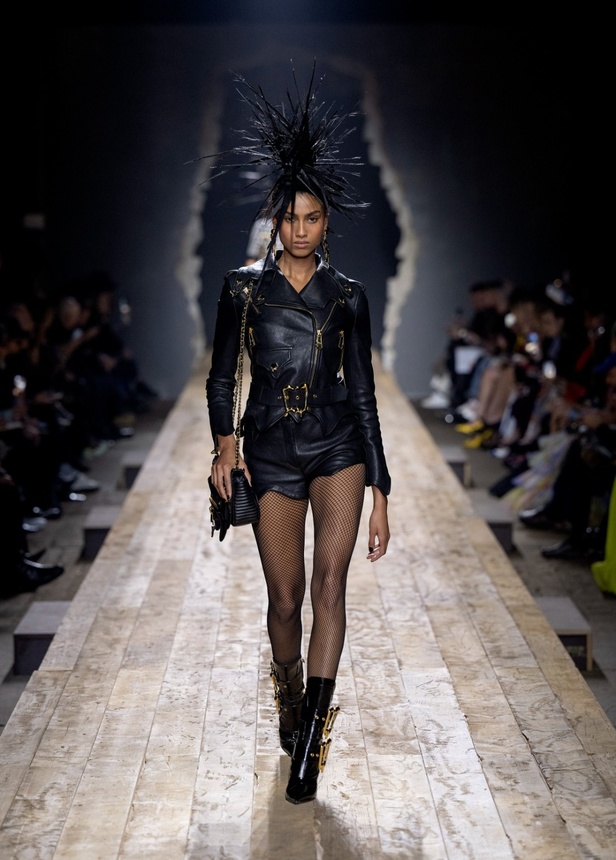 مجموعة موسكينو لخريف وشتاء 2023... فن الرسام سيلفادور دالي السريالي يضيف لمسة جديدة لرؤية الدار الجمالية