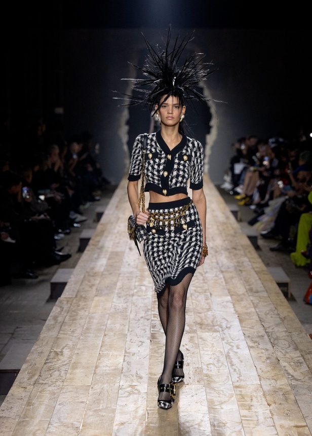 مجموعة موسكينو لخريف وشتاء 2023... فن الرسام سيلفادور دالي السريالي يضيف لمسة جديدة لرؤية الدار الجمالية