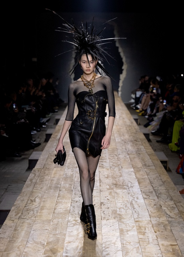 مجموعة موسكينو لخريف وشتاء 2023... فن الرسام سيلفادور دالي السريالي يضيف لمسة جديدة لرؤية الدار الجمالية