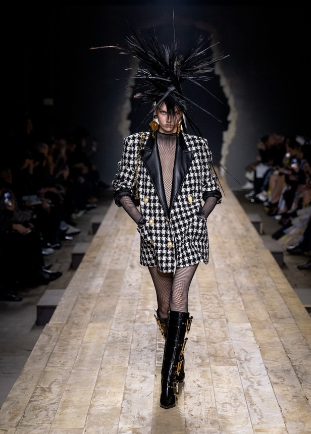 مجموعة موسكينو لخريف وشتاء 2023... فن الرسام سيلفادور دالي السريالي يضيف لمسة جديدة لرؤية الدار الجمالية