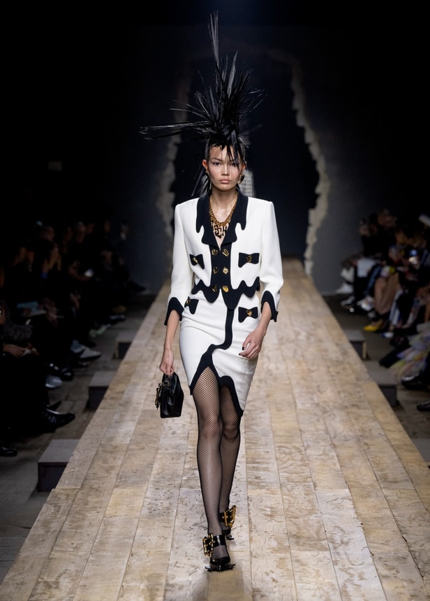 مجموعة موسكينو لخريف وشتاء 2023... فن الرسام سيلفادور دالي السريالي يضيف لمسة جديدة لرؤية الدار الجمالية