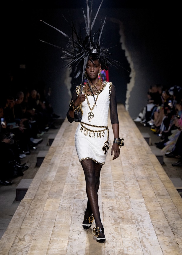 مجموعة موسكينو لخريف وشتاء 2023... فن الرسام سيلفادور دالي السريالي يضيف لمسة جديدة لرؤية الدار الجمالية