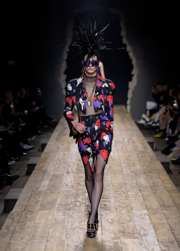 مجموعة موسكينو لخريف وشتاء 2023... فن الرسام سيلفادور دالي السريالي يضيف لمسة جديدة لرؤية الدار الجمالية