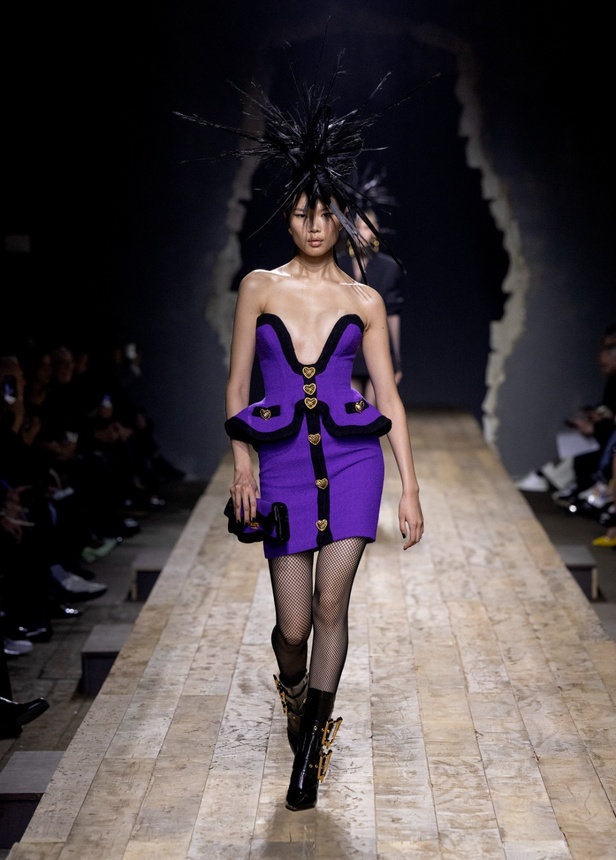 مجموعة موسكينو لخريف وشتاء 2023... فن الرسام سيلفادور دالي السريالي يضيف لمسة جديدة لرؤية الدار الجمالية