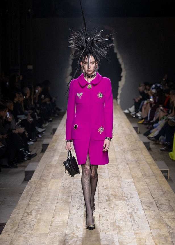 مجموعة موسكينو لخريف وشتاء 2023... فن الرسام سيلفادور دالي السريالي يضيف لمسة جديدة لرؤية الدار الجمالية