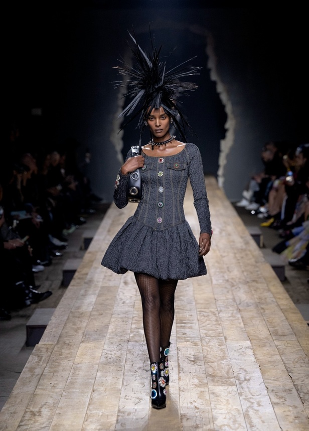 مجموعة موسكينو لخريف وشتاء 2023... فن الرسام سيلفادور دالي السريالي يضيف لمسة جديدة لرؤية الدار الجمالية