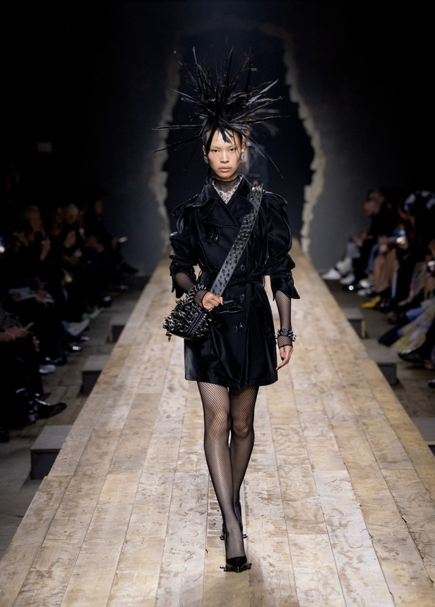 مجموعة موسكينو لخريف وشتاء 2023... فن الرسام سيلفادور دالي السريالي يضيف لمسة جديدة لرؤية الدار الجمالية