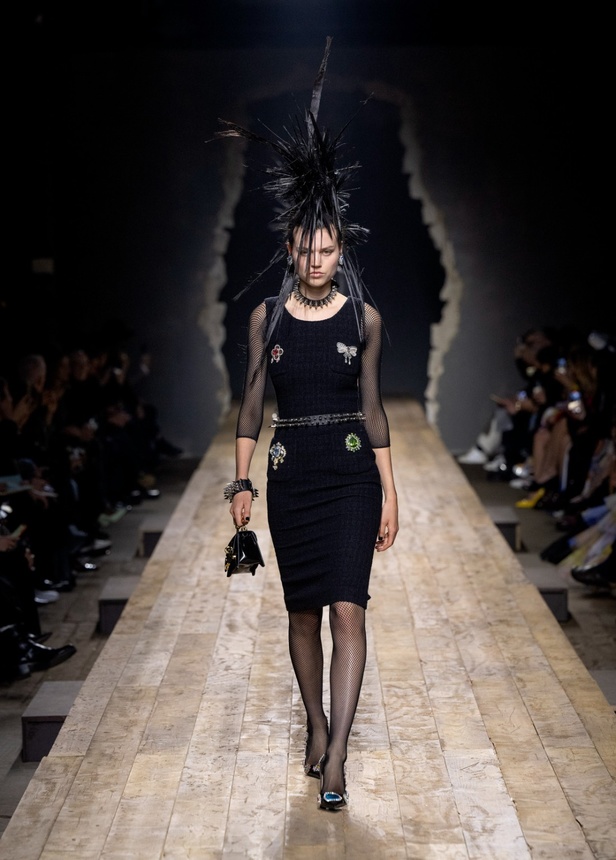 مجموعة موسكينو لخريف وشتاء 2023... فن الرسام سيلفادور دالي السريالي يضيف لمسة جديدة لرؤية الدار الجمالية