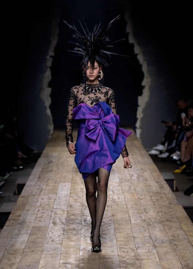 مجموعة موسكينو لخريف وشتاء 2023... فن الرسام سيلفادور دالي السريالي يضيف لمسة جديدة لرؤية الدار الجمالية