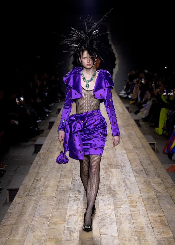 مجموعة موسكينو لخريف وشتاء 2023... فن الرسام سيلفادور دالي السريالي يضيف لمسة جديدة لرؤية الدار الجمالية