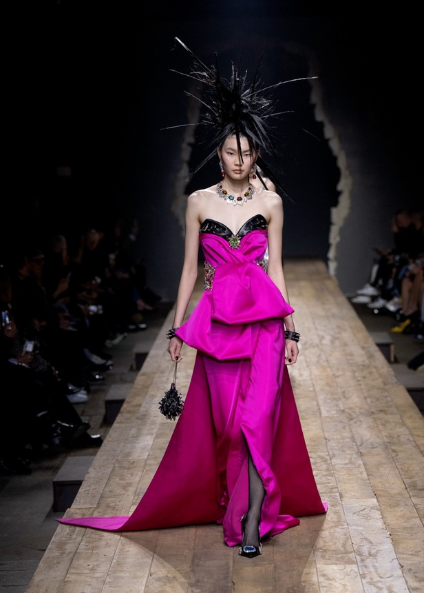 مجموعة موسكينو لخريف وشتاء 2023... فن الرسام سيلفادور دالي السريالي يضيف لمسة جديدة لرؤية الدار الجمالية