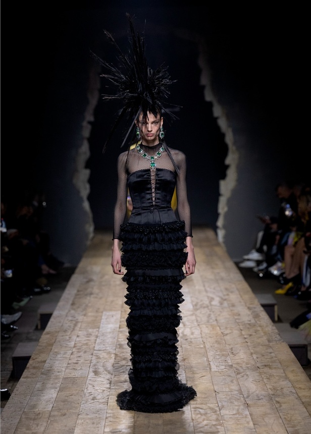 مجموعة موسكينو لخريف وشتاء 2023... فن الرسام سيلفادور دالي السريالي يضيف لمسة جديدة لرؤية الدار الجمالية