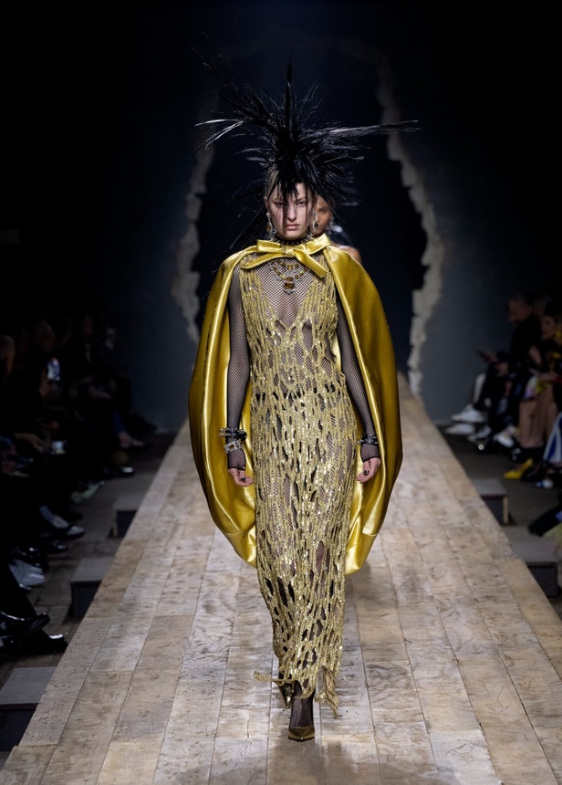 مجموعة موسكينو لخريف وشتاء 2023... فن الرسام سيلفادور دالي السريالي يضيف لمسة جديدة لرؤية الدار الجمالية