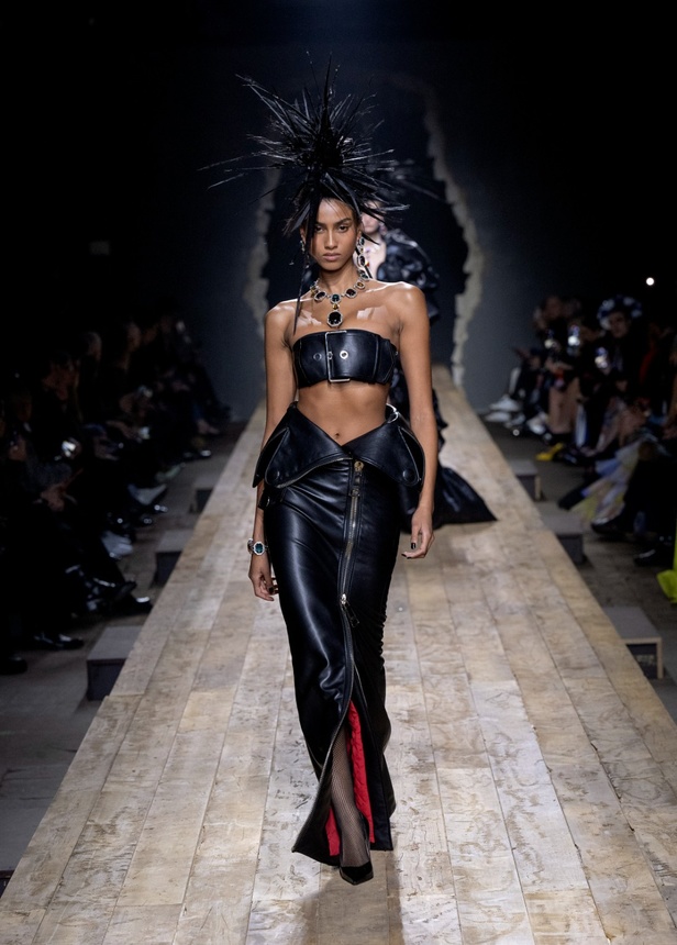 مجموعة موسكينو لخريف وشتاء 2023... فن الرسام سيلفادور دالي السريالي يضيف لمسة جديدة لرؤية الدار الجمالية