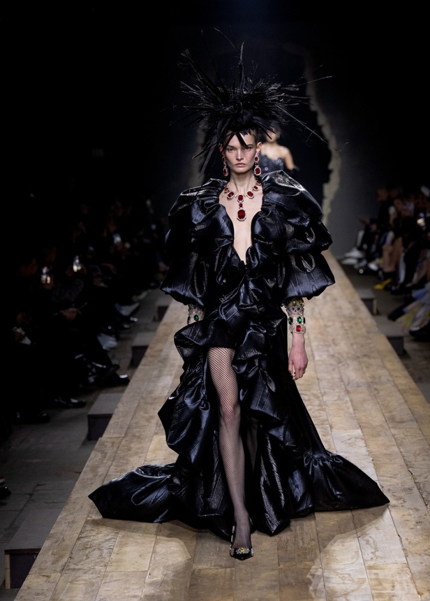 مجموعة موسكينو لخريف وشتاء 2023... فن الرسام سيلفادور دالي السريالي يضيف لمسة جديدة لرؤية الدار الجمالية