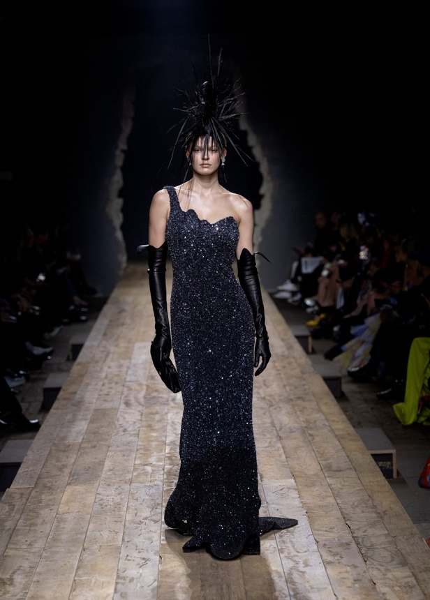 مجموعة موسكينو لخريف وشتاء 2023... فن الرسام سيلفادور دالي السريالي يضيف لمسة جديدة لرؤية الدار الجمالية