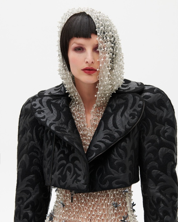 امرأة Azzi & Osta جاهزة لحفل أوبرا ضخم في المريخ... تقنيات جديدة وتصاميم هندسية مميّزة