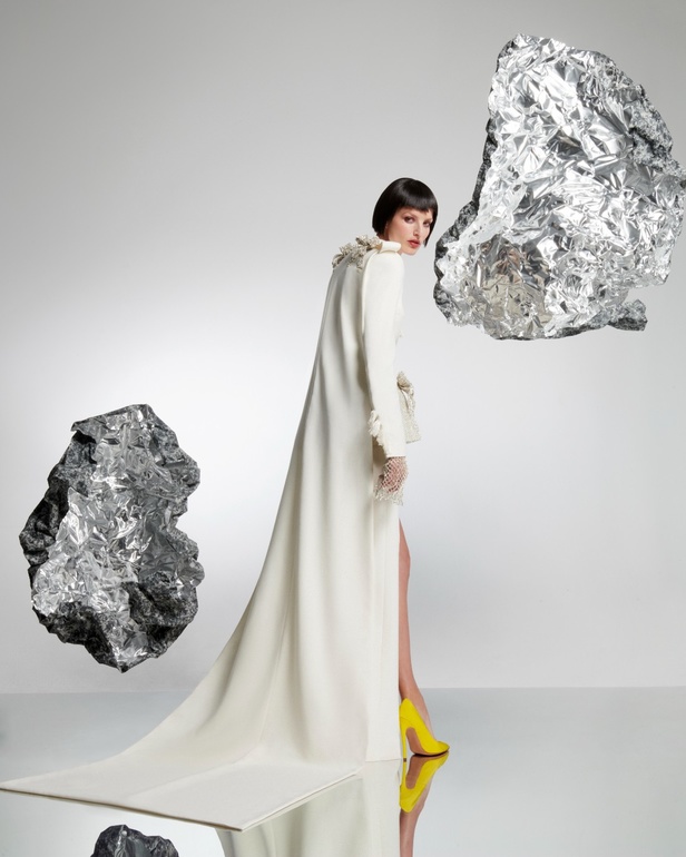 امرأة Azzi & Osta جاهزة لحفل أوبرا ضخم في المريخ... تقنيات جديدة وتصاميم هندسية مميّزة