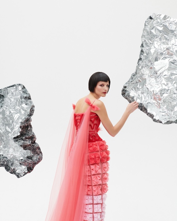 امرأة Azzi & Osta جاهزة لحفل أوبرا ضخم في المريخ... تقنيات جديدة وتصاميم هندسية مميّزة