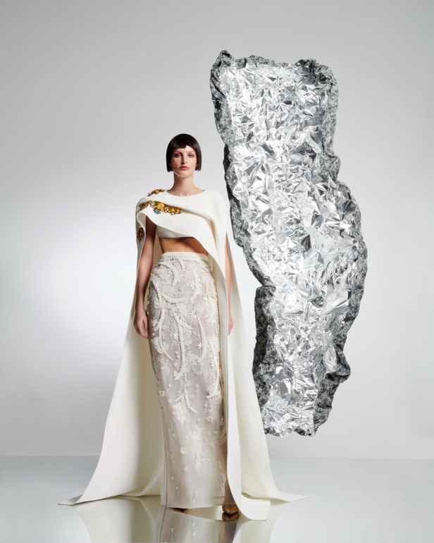 امرأة Azzi & Osta جاهزة لحفل أوبرا ضخم في المريخ... تقنيات جديدة وتصاميم هندسية مميّزة