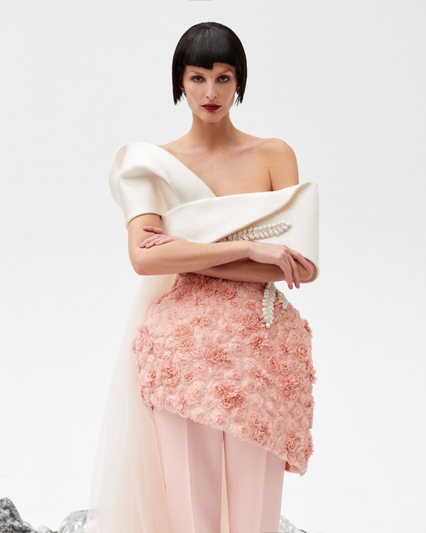 امرأة Azzi & Osta جاهزة لحفل أوبرا ضخم في المريخ... تقنيات جديدة وتصاميم هندسية مميّزة