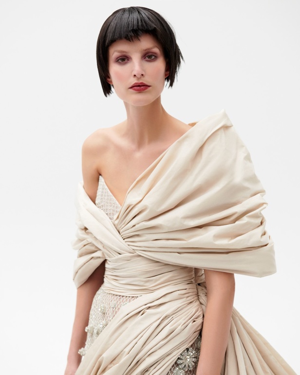 امرأة Azzi & Osta جاهزة لحفل أوبرا ضخم في المريخ... تقنيات جديدة وتصاميم هندسية مميّزة