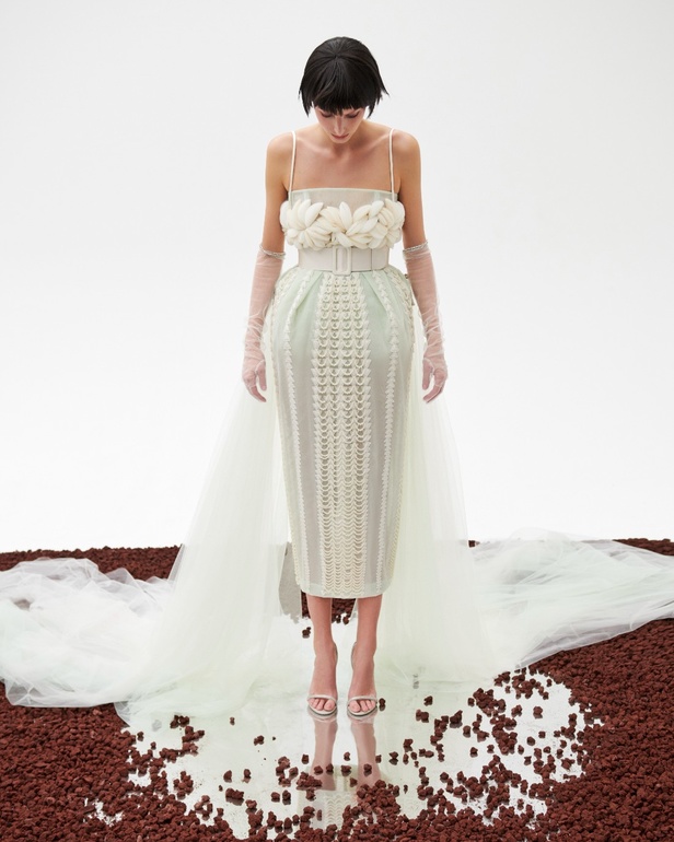 امرأة Azzi & Osta جاهزة لحفل أوبرا ضخم في المريخ... تقنيات جديدة وتصاميم هندسية مميّزة