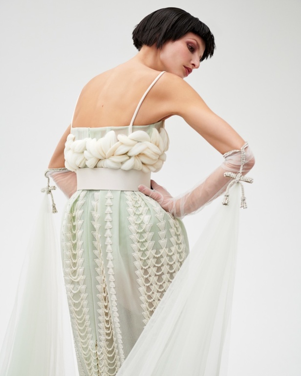 امرأة Azzi & Osta جاهزة لحفل أوبرا ضخم في المريخ... تقنيات جديدة وتصاميم هندسية مميّزة