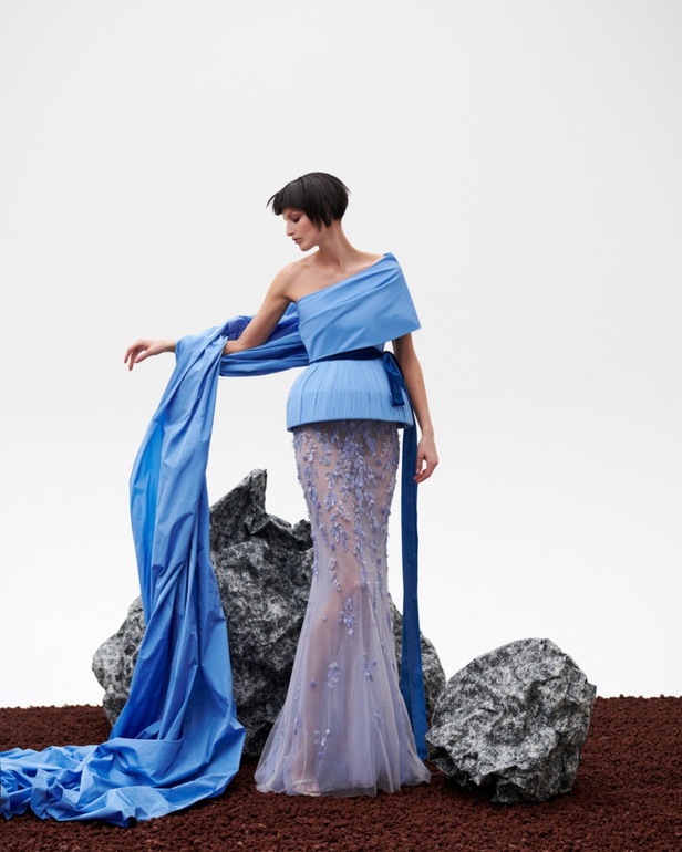 امرأة Azzi & Osta جاهزة لحفل أوبرا ضخم في المريخ... تقنيات جديدة وتصاميم هندسية مميّزة